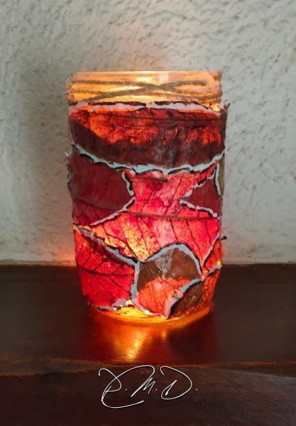2021 - Photophore. Bombe de colle, feuilles sèches et acrylique - CP