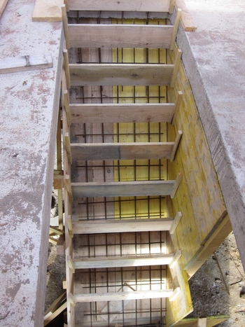 réalisation des coffrages pour l'escalier béton 007