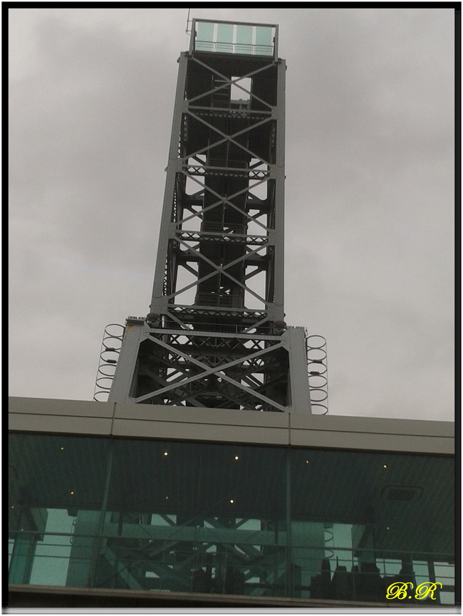 Le Pont levant. 