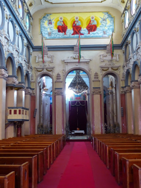 La cathédrale de la Saine Trinité à Addis Abeba; l'intérieur