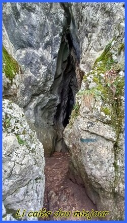 Tradition, la pose de notre crèche dans un des massifs du pourtour marseillais