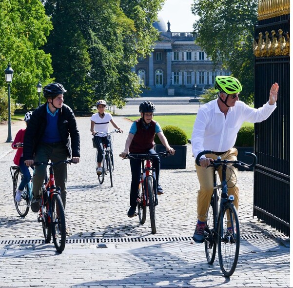 Le roi Philippe des Belges avec ses enfants en vélo pour la journée sans  voitures en Belgique