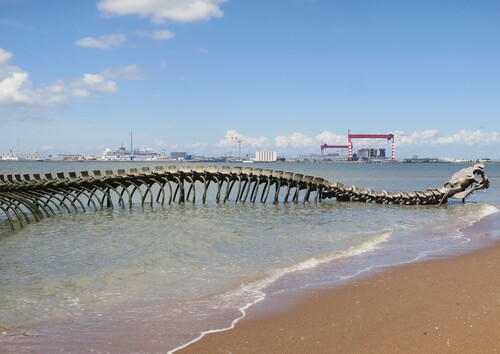 "Serpent d'Océan" de Huang Yong Ping devant les Chantiers de l'Atlantique