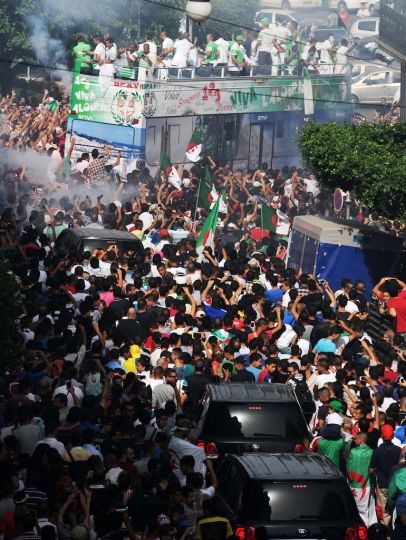 Mercredi 2.7.2014 parade de l\'EN dans les rues d\'Alger après le mundial 2014