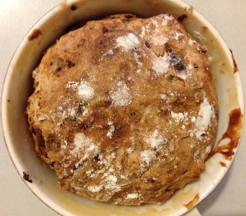 Petit pain sucré sans pétrissage aux pépites de chocolat, noix et orange (cuit dans une tasse)