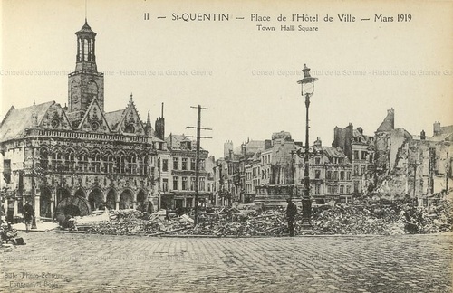 St-Quentin - Place de l'Hôtel de Ville - Mars 1919 (recherche.archives.somme.fr)
