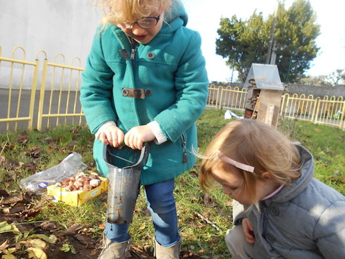 Les enfants préparent le jardin pour le printemps!