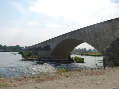 LES BORDS DE LOIRE A BEAUGENCY ET LE PONT .