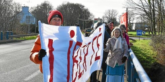 Une dizaine de personnes sont venues manifester leur soutien au convoi de la liberté, parti de Quimper plus tôt jeudi dans la matinée.