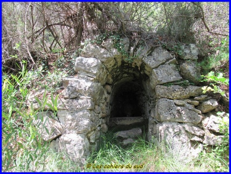 Rougiers : le Castrum St Jean et la fontaine de Guillandière