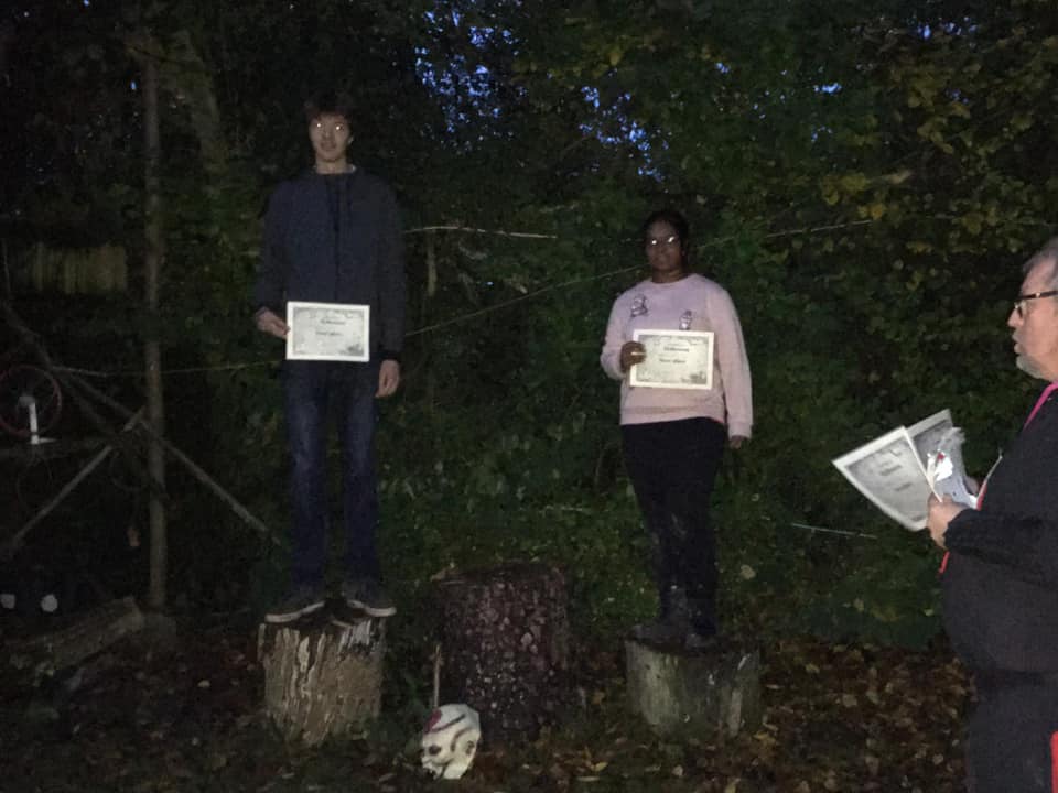 L’image contient peut-être : 1 personne, debout, arbre, plein air et nature