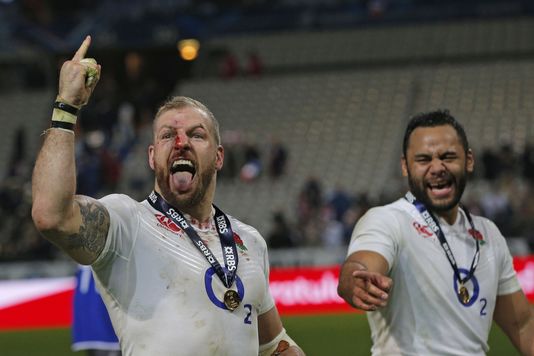 CHRISTOPHE ENA / AP James Haskell (gauche) et Billy Vunipola fêtent leur victoire après le matchde rugby du Tournoi des Six Nations opposant la France et l'Angleterre au Stade de France à Saint-Denis, à Paris, le 19 mars 2016.