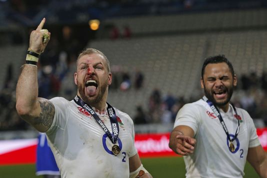 James Haskell (gauche) et Billy Vunipola fêtent leur victoire après le matchde rugby du Tournoi des Six Nations opposant la France et l'Angleterre au Stade de France à Saint-Denis, à Paris, le 19 mars 2016.