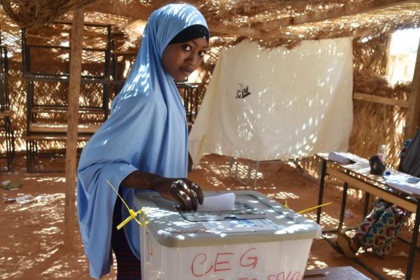 ISSOUF SANOGO/AFP Une nigérienne vote ce dimanche 20 mars, date du second tour de l'élection présidentielle.