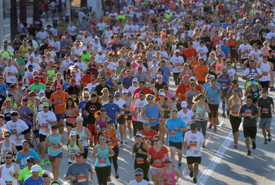 season marathon city street runners running 