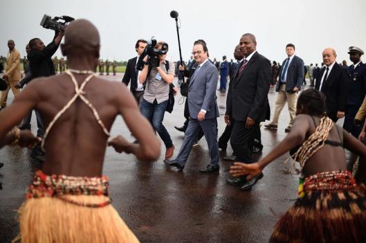 STEPHANE DE SAKUTIN/AFP François Hollande, Jean-Yves Le Drian accueillis par le président Faustin Touadera à leur arrivée à Bangui en Centrafrique, le 13 mai.