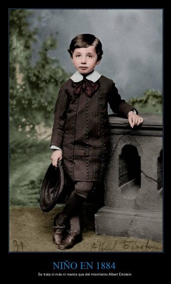  Albert Einstein dans sa cinquième année (photographie colorisée circa 1884). 