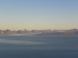 Vue sur le Nordfjord, le glacier Svea et Mediumfjellet depuis Tschermakfjellet