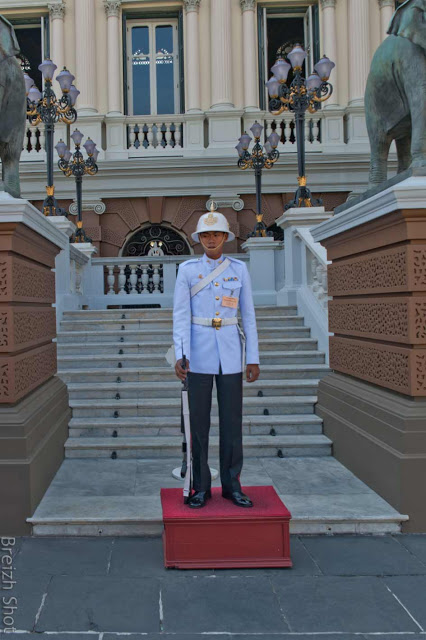 Grand Palais de Bangkok : Un garde royal dans l'enceinte du Grand Palais Grand Palais de Bangkok : Un garde royal dans l'enceinte du Grand Palais