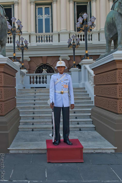  Grand Palais de Bangkok : Un garde royal dans l'enceinte du Grand Palais