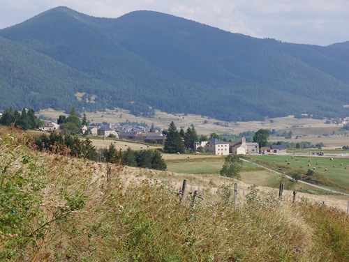 Zoom sur le village de Puyvalador