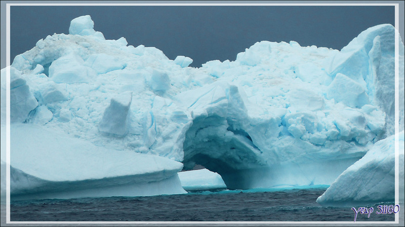 Nouvelle rencontre avec un superbe iceberg lors de notre navigation vers notre prochaine escale : Kullorsuaq - Upernavik - Groenland