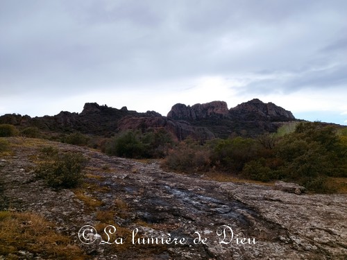 Roquebrune-sur-Argens, le rocher de Roquebrune (Les trois croix, grotte de l'ermite, le saint trou)