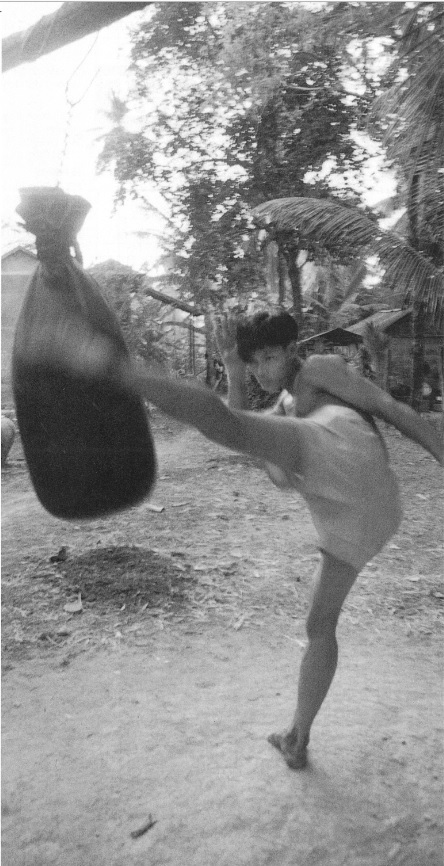 Kun khmer, le jeune Kung Vireak à l'entraînement (photo Arnaud Roux 1997).jpg