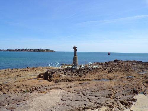 Locmariaquer, statue de Notre-Dame de Kerdro