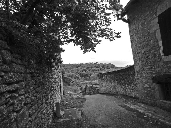 Vieux village du Lot en noir et blanc.