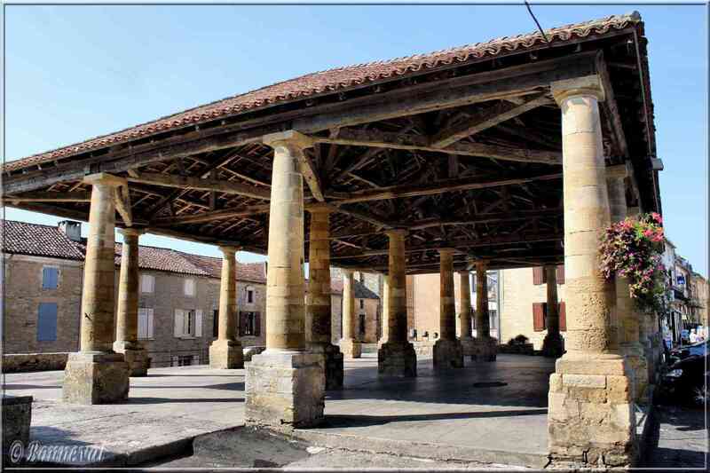 Villefranche-du-Périgord Dordogne la halle sur la place de la bastide