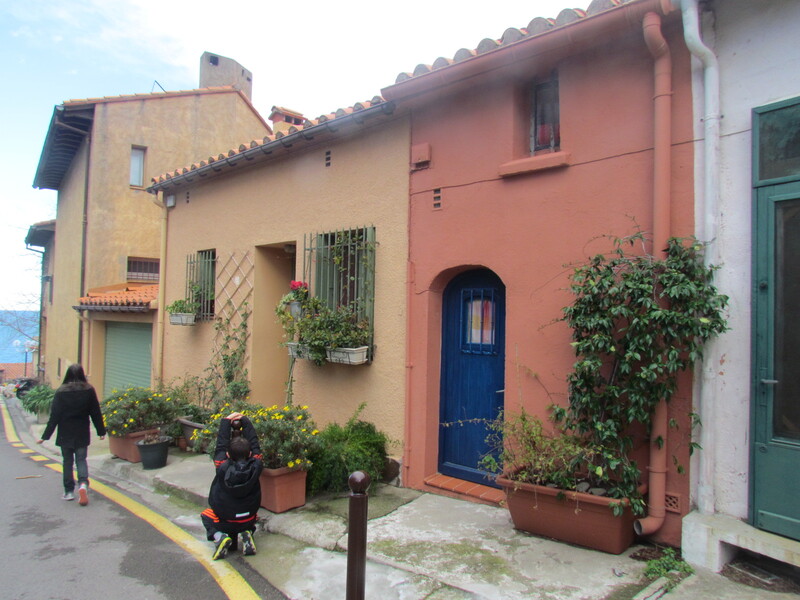 LES RUELLES DE COLLIOURE . PYRENEES ORIENTALES .