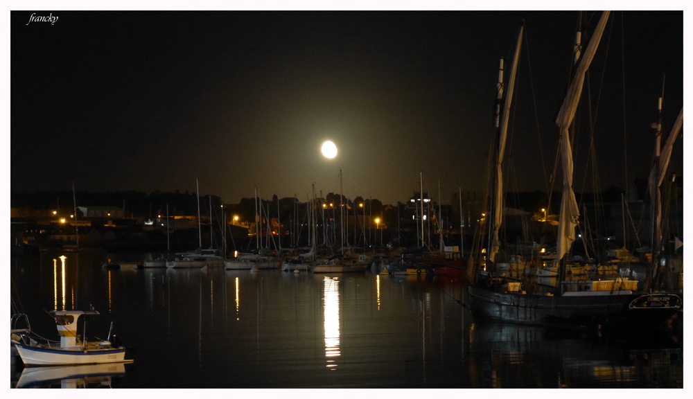 La nuit, sur le port de Concarneau
