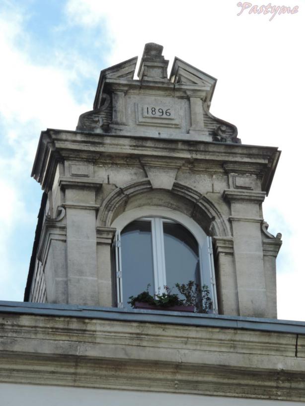 Lucarnes et chiens assis