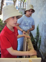Mehdi et Fouzi aident à la construction du bac
