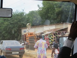 Sur la route de Ouidah, derrière la fenêtre du bus