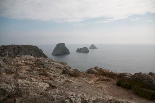 Pour connaître l’origine de la Pointe de Pen-Hir (« Beg Penn Hir » en breton), qui correspond à l’une des extrémités occidentales de la presqu’île de Crozon, il faut revenir 475 Ma en arrière. L’horizontalité de sa surface, qui interloque lorsque l’on se retrouve face à cette avancée rocheuse de grès armoricain, correspond à une surface d’érosion mio-pliocène. Il faut dire aussi qu’il y a eu beaucoup d’agitation au 17ème siècle près de la Pointe de Pen-Hir : Située à Camaret-sur-mer, les anglais tentèrent à plusieurs reprises d’y débarquer, dans le but d’accéder plus facilement à la rade et au port militaire de Brest. La bataille la plus célèbre, connue sous le nom de “bataille de Camaret” ou “bataille de Trez-Rouz”, a eu lieu en 1694 pendant la guerre de la Ligue d’Augsbourg. Le 18 juin de cette même année, la flotte anglo-hollandaise, venue détruire une partie de la flotte française installée à Brest, est vaincue par Vauban grâce à ses fortifications