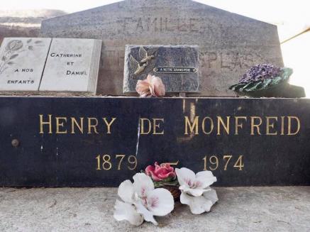 Peut être une image de plein air, monument et texte qui dit ’CATHERINE ET ANOS NOS ENFANTS DANIEL NOTRE GRAND PERE HENRY DE MONFREID 1879 1974’