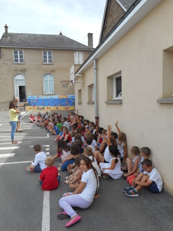 Réunion sur la cour de l'école