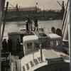 Marins et officiers sur un bateau dans le port de Calais