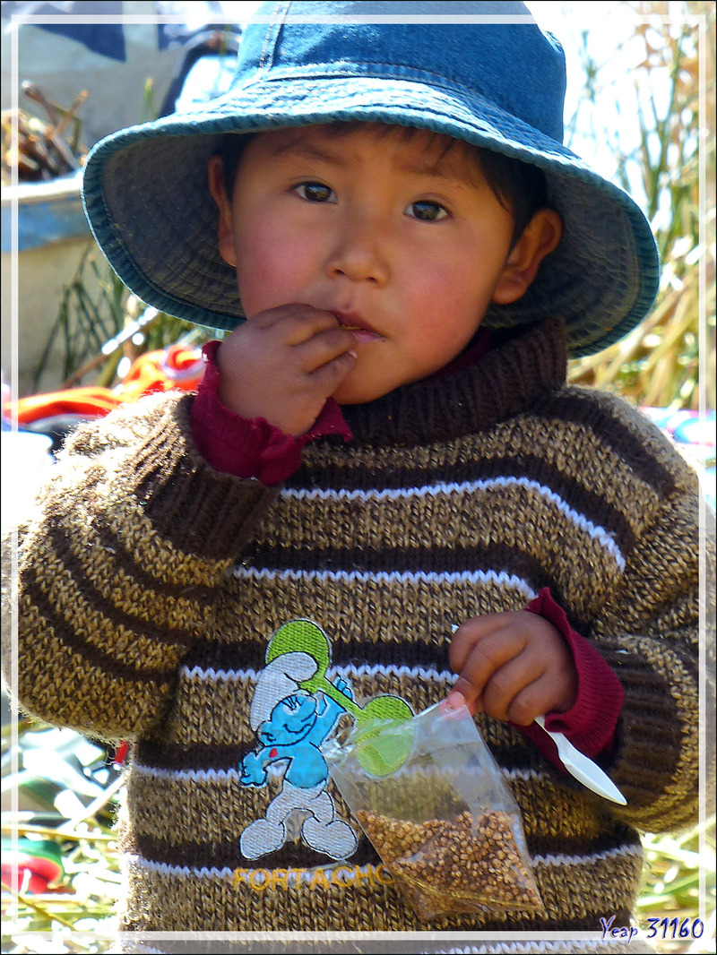 Quelques habitants (femmes et enfants) de l'île Sol y Luna - Iles Uros - Lac Titicaca - Pérou 