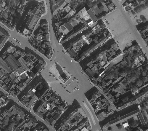 Béthune - Centre-ville en 1960, Grand'Place au centre, Église Saint-Vaast en haut, Place de la République à droite, le Lycée en bas (remonterletemps.ign.fr)