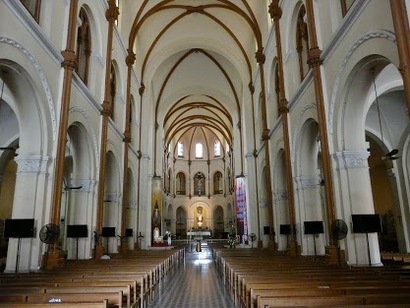 la nef de la basilique Notre Dame à Saïgon