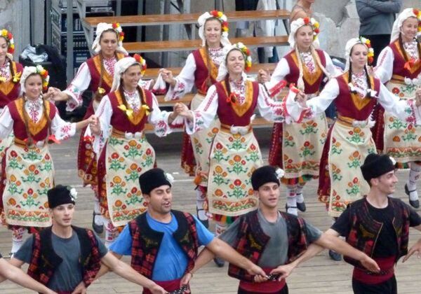 Jour 9 - Plovdiv - Danses folkloriques jeunes filles et jeu