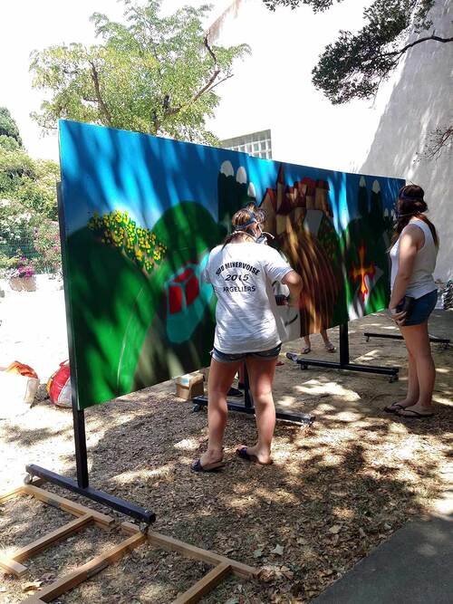 stage de graff sur le theme "des passeurs de la memoire" avec 10 jeunes de l'espace jeunes de Ginestas (11) juin juillet 2015. Réalisation de fresques pour decorer un parc de la commune.