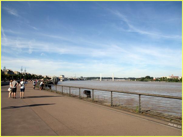 quai des Chartrons, au bord de la Garonne