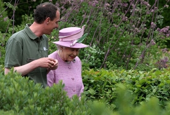 Queen+Elizabeth+II+Visits+Royal+Botanic+Garden+RS0Xe8Cnf0vl