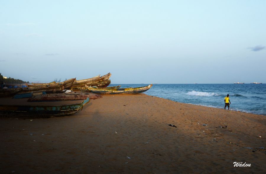 L'Océan Atlantique et coucher de soleil sur la plage à Lomé-Togo