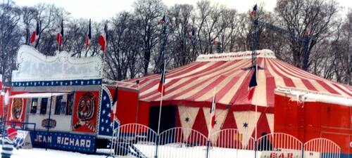 Le cirque Jean Richard sous la neige, à Compiègne, en 1981 ( photos Henri Kauffmann)