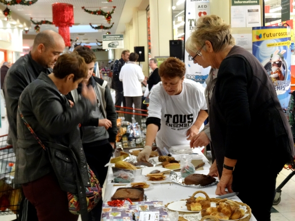 Une vente de gâteaux au profit du chantier "Tous ensemble" à Veuxhaulles sur Aube